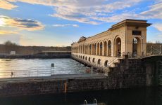 L'edificio di presa del Panperduto al tramonto