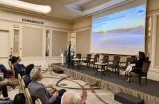 Riccardo Scotti del Servizio Glaciologico Lombardo durante il suo intervento